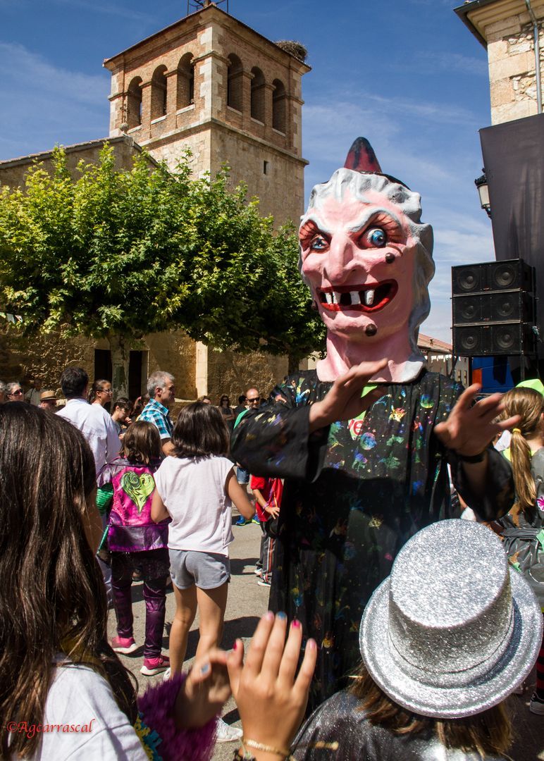 Gigantes y Cabezudos baile vermut (concurso de disfraces)